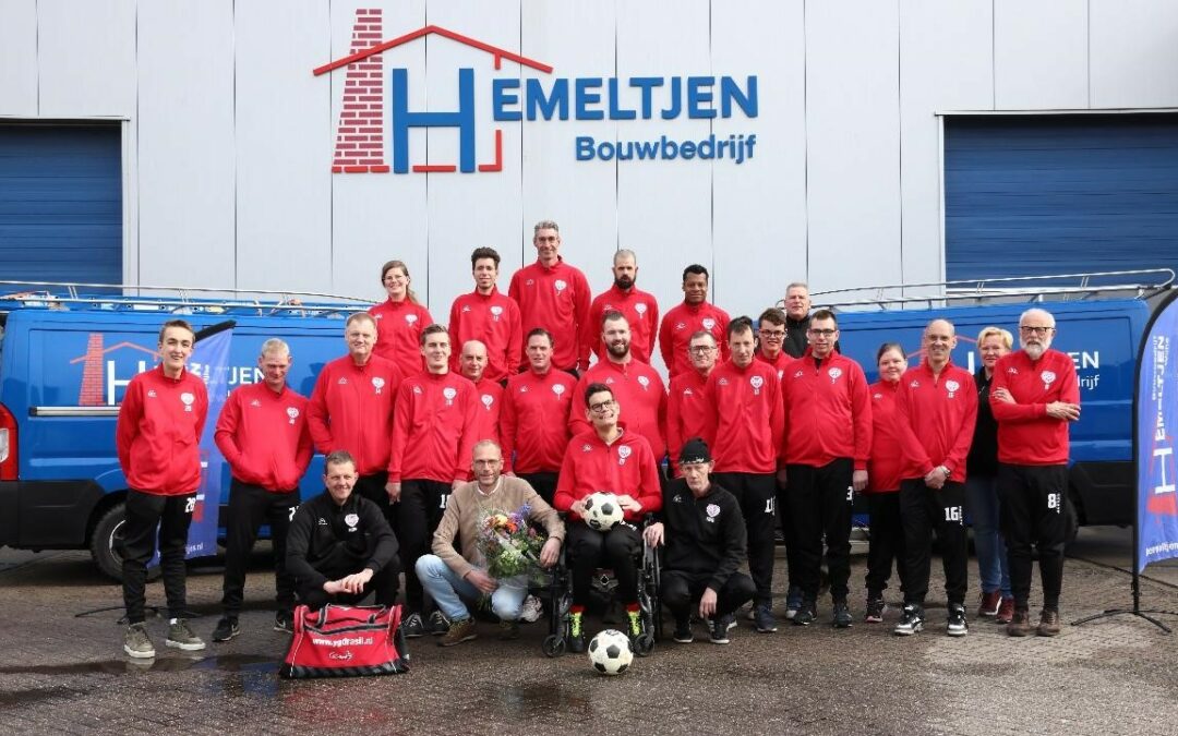 Nieuwe trainingspakken voor G-voetbal Wijhe ’92