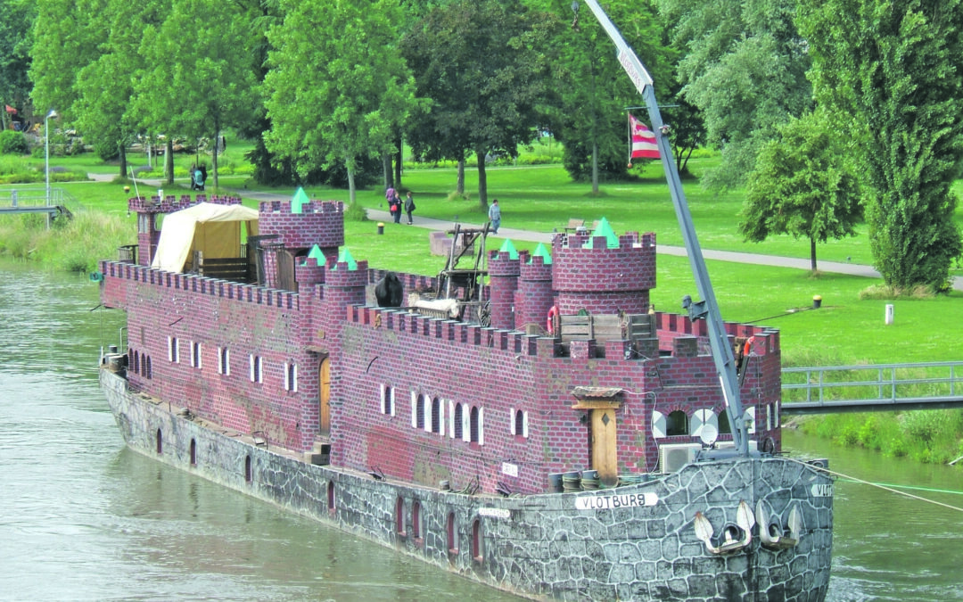 Museumschip Kasteel Vlotburg is naar Wijhe gevaren en ligt er tot 4 september